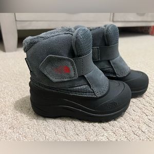 Brand New North Face Size 8 toddler winter boots